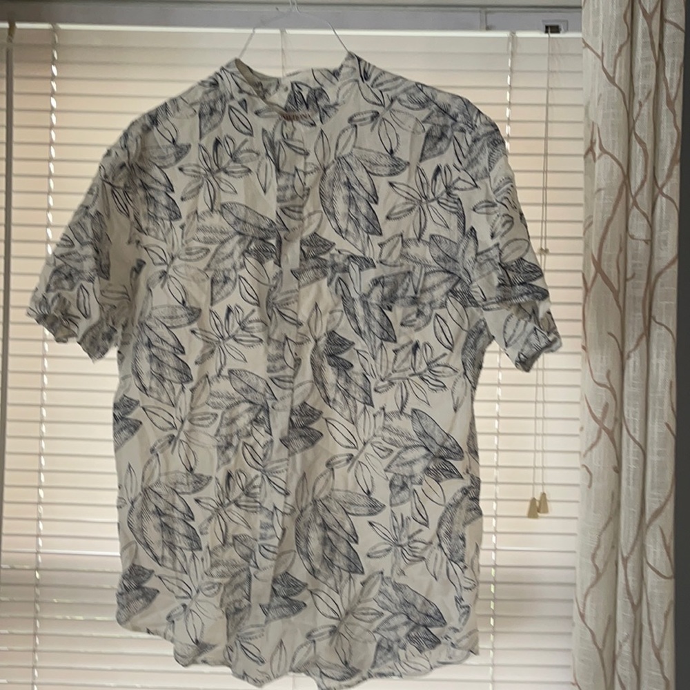 Men’s crew neck button /no collar!! Shirt